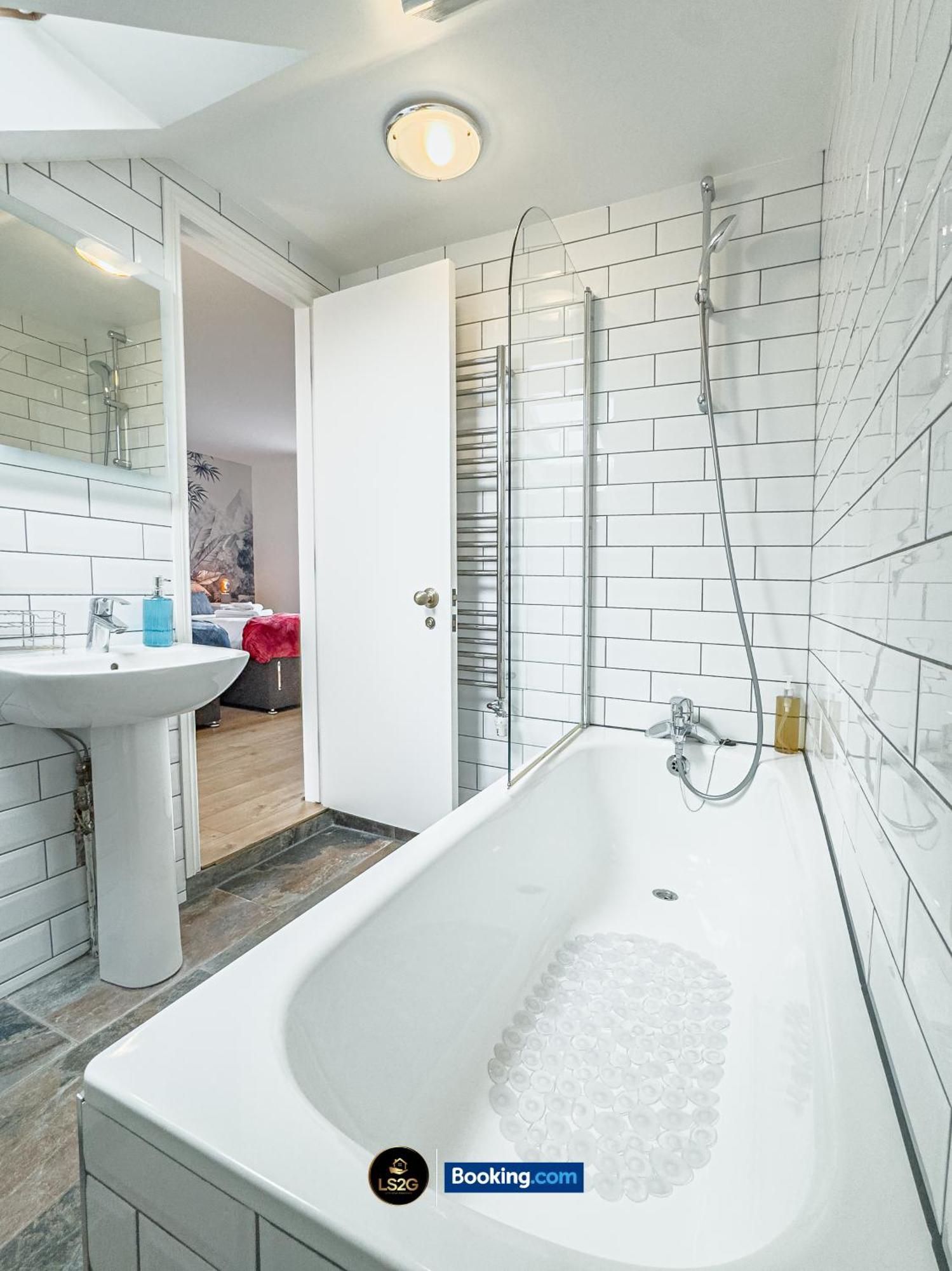Stunning House By Ls2G Short Lets & Serviced Accommodation Greater London With Free Wifi Exterior foto